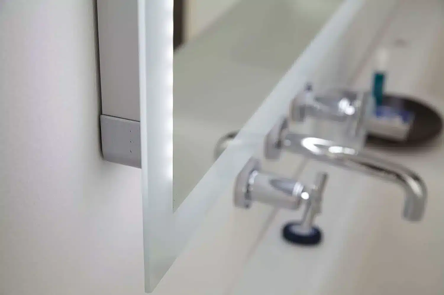 Mirror-for-hotel-Grayce-detail-back-frame