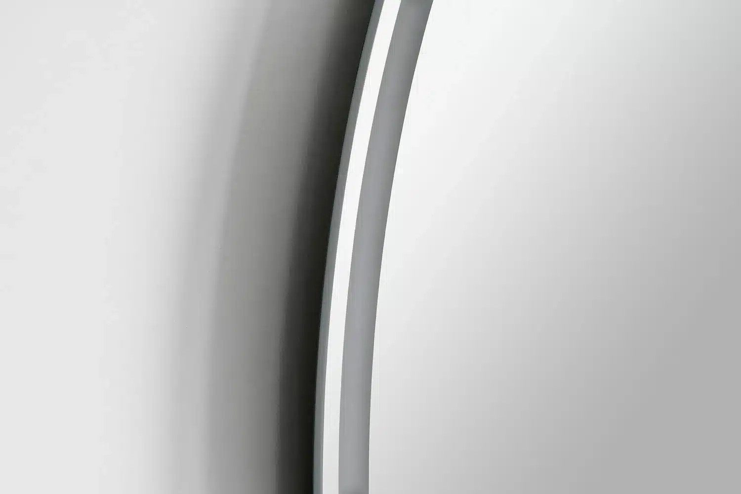 THIARA-ROUND-mirror-for-hotel-room-detail
