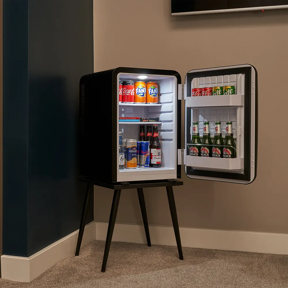 eb6ede_0adc904ee7134d928ed40f124e4cff51~mv2 RADLEY minibar nero – foto ambientata in arredo camera hotel