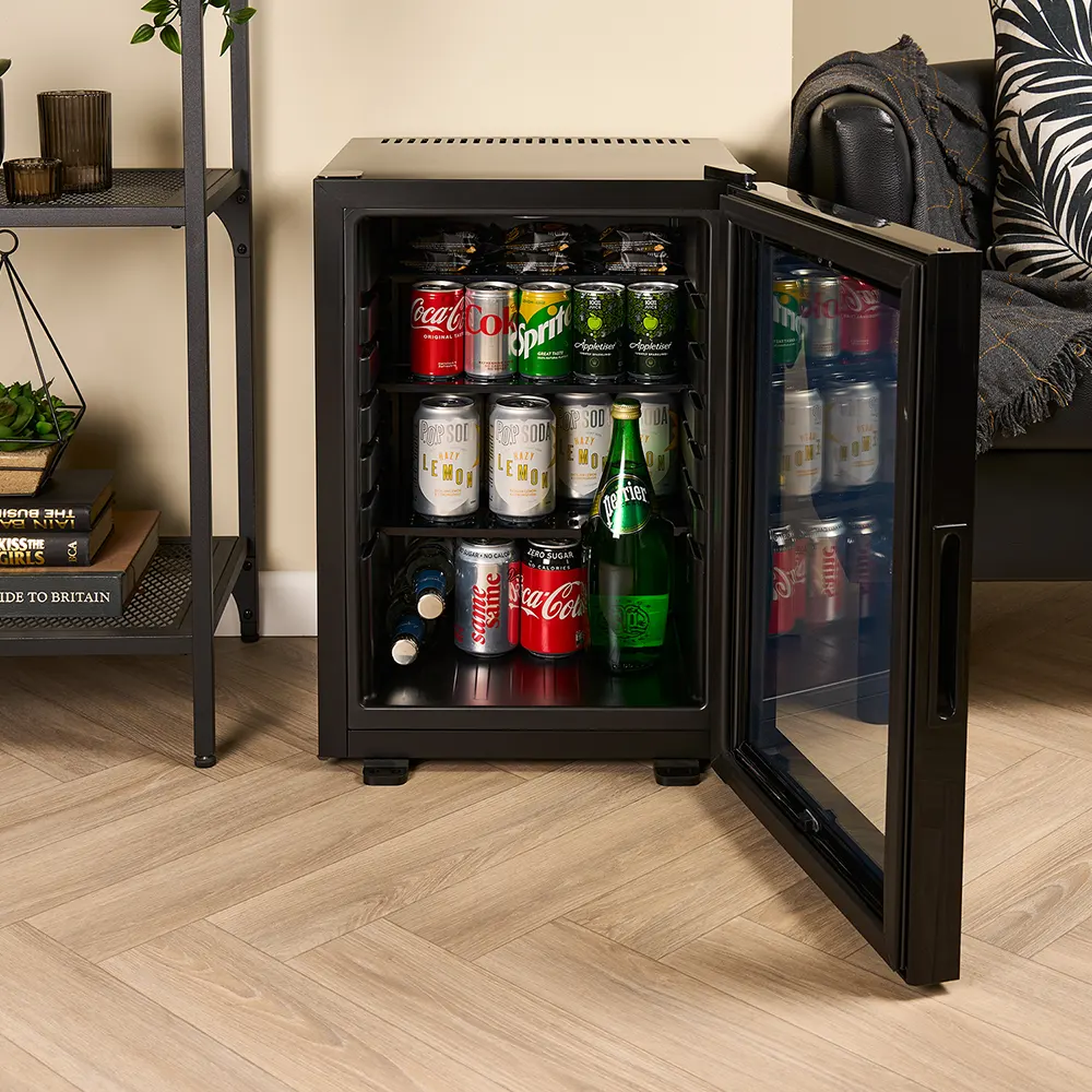 ETON minibar con porta in vetro – foto ambientata in camera hotel