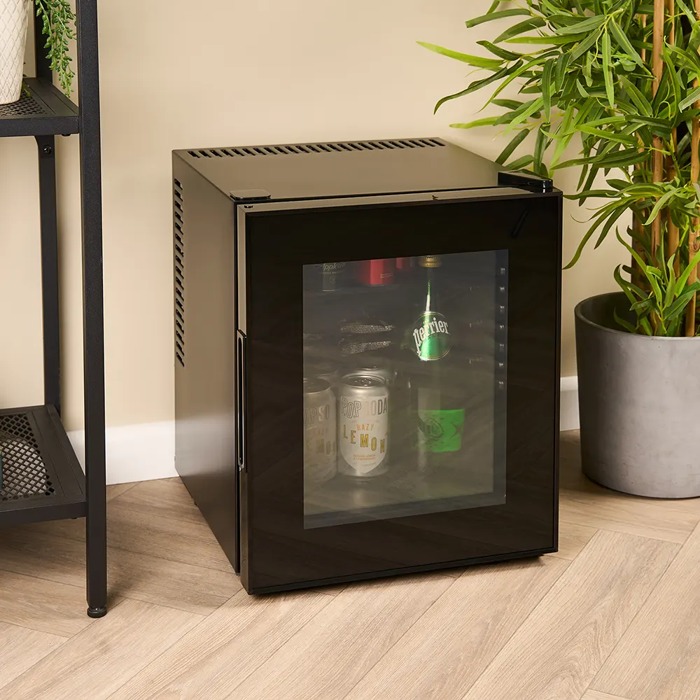 ETON minibar 20L con porta in vetro – foto ambientata in camera hotel