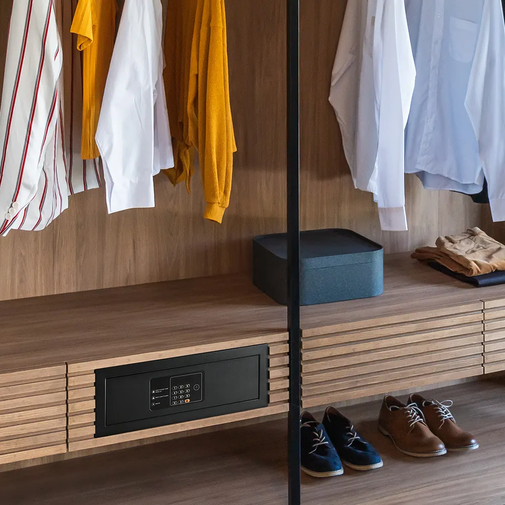 eb6ede_7d56fb55d8b34240a43fb5904cf1eefe~mv2 WESTMINSTER safe in hotel wardrobe โ built-in installation lifestyle photo