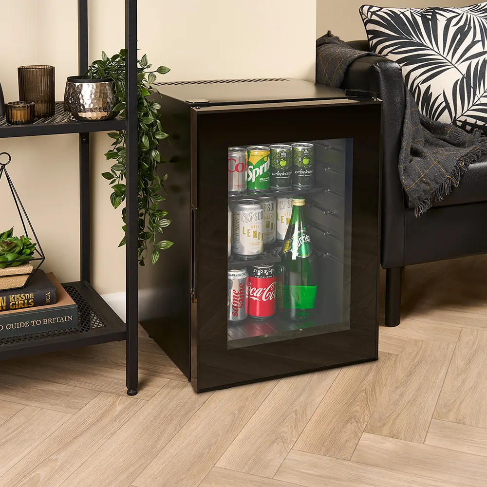 ETON minibar con porta in vetro – foto ambientata in camera hotel