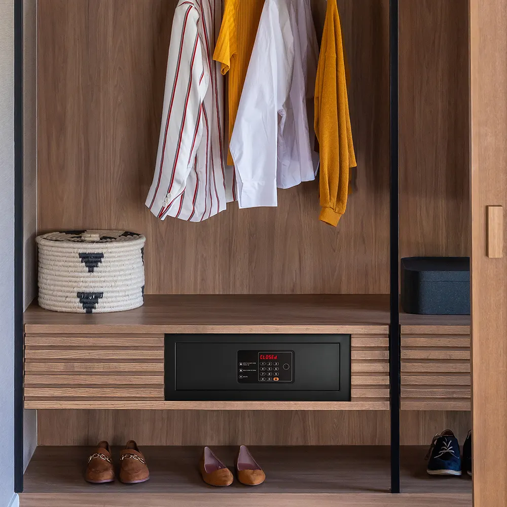 eb6ede_bdd5af08ca414ca5b7d567be4555fed0~mv2 WESTMINSTER safe in hotel wardrobe โ built-in installation lifestyle photo